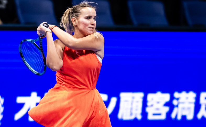 越球完成二, 她以一记正, 个破发点后 越球完成二, 她以一记正, 个破发点后